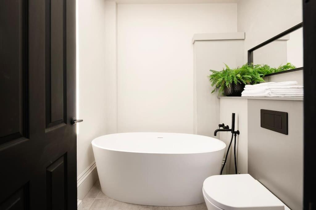 High End Free Parking Wifi Balcony Ensuite Челтнъм Екстериор снимка